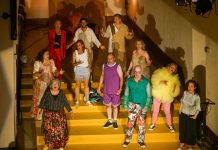 Peça de teatro, Uma Pedra no Sapato, com os 11 elementos do elenco em cena no Salão das Carochas