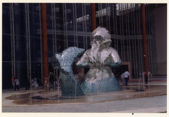 Estátua da Sereia na entrada do Almada Forum