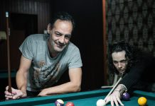 Rodrigo e Carolina Miragaia num bar a jogar snooker