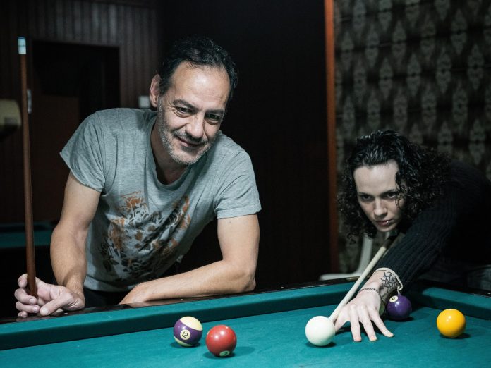 Rodrigo e Carolina Miragaia num bar a jogar snooker